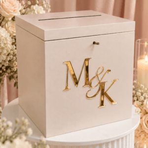 Beżowe pudełko na koperty ślubne ze złotym monogramem M&K i kluczykiem